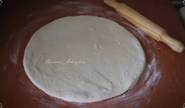 Хрупкаво тесто за пица със заквасена сметана
