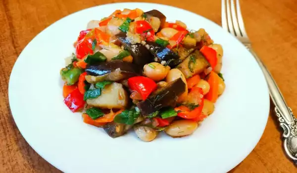Топла салата с боб и зеленчуци