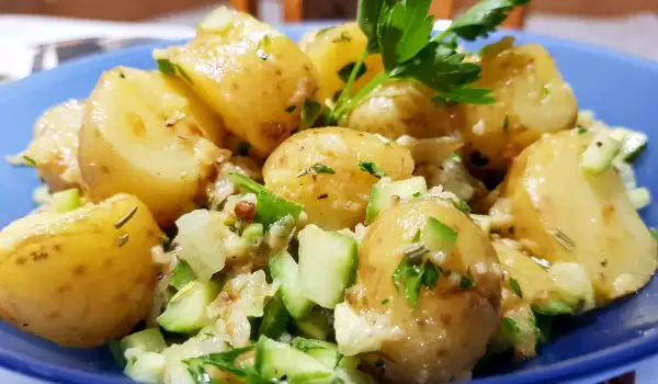 Топла салата от пресни картофки и краставица