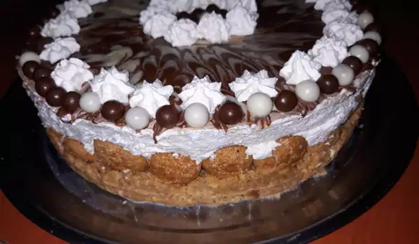 Пищна бисквитена торта с шоколад и сметана