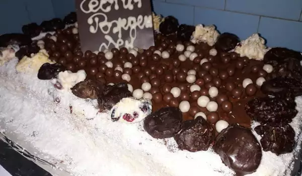 Сметанова торта с шоколадови топчета