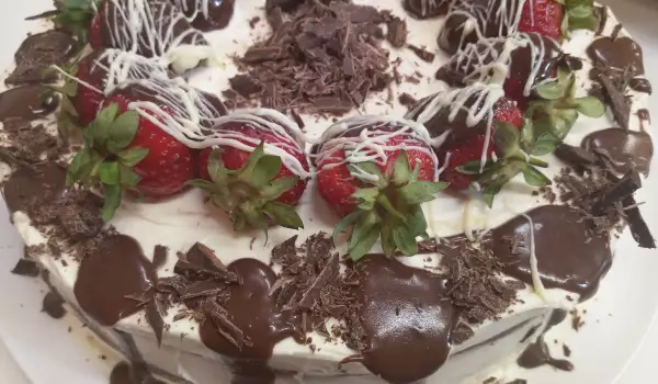Торта с бял, черен шоколад и ягоди