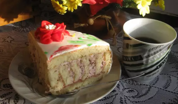 Торта с чийз крем и сладко от ягоди