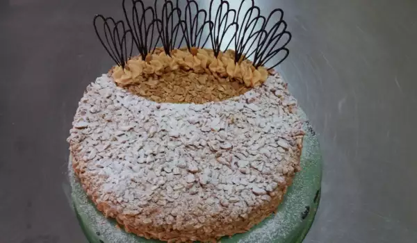 Фъстъчена торта с шоколадови орнаменти