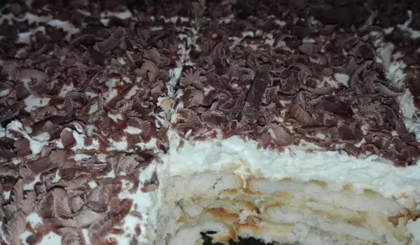 Бърза бисквитена торта с готов крем