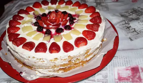 Торта с крема сирене и ягоди