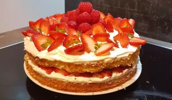 Торта с малини и ягоди