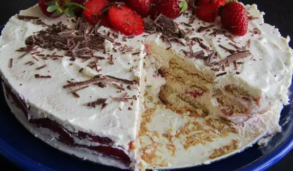 Бисквитена торта с крем маскарпоне и ягоди