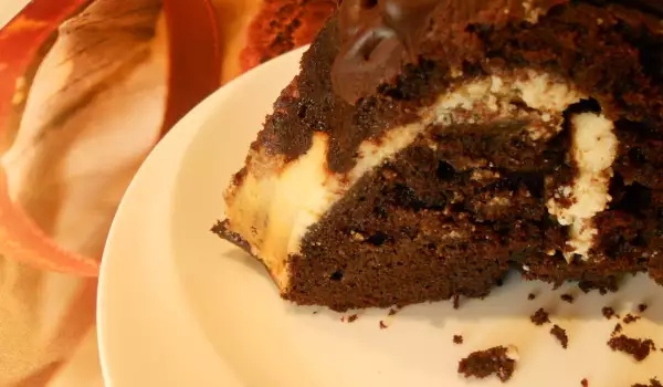 Шоколадова торта с пълнеж от сирене Филаделфия