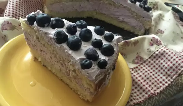 Обикновена пандишпанова торта с боровинки
