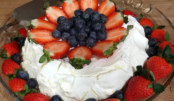Торта Павлова с ягоди и боровинки