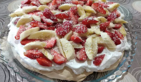 Целувчена торта Павлова с ягоди и банан