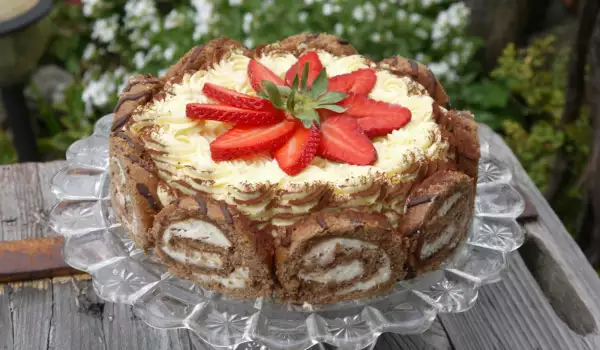 Торта с готово руло и ягоди