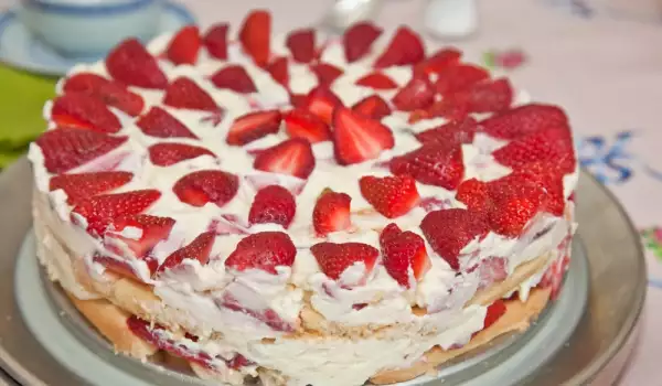 Бисквитена торта с ягоди