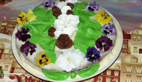 Торта със рози и захаросани теменужки