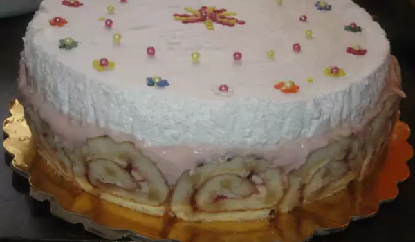 Торта от рула с крем, банани и сметана