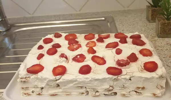 Бисквитена торта с ягоди и бита сметана