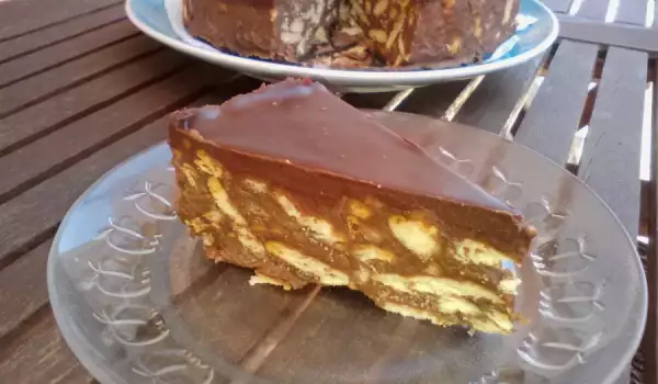 Шоколадова бисквитена торта само с 4 продукта