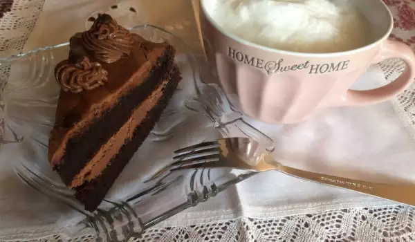 Шоколадова торта с кафе и сметана