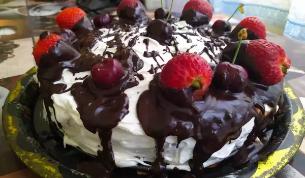 Торта за рожден ден с готови блатове и ягоди