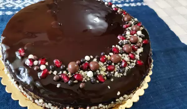 Торта Пияна вишна с огледална шоколадова глазура