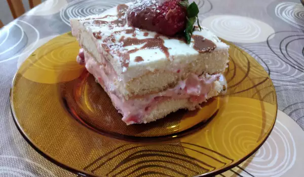 Торта с бишкоти и пресни ягоди