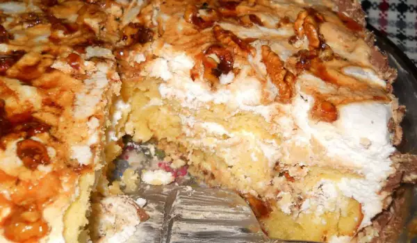 Торта с карамелизирани орехи и сметана