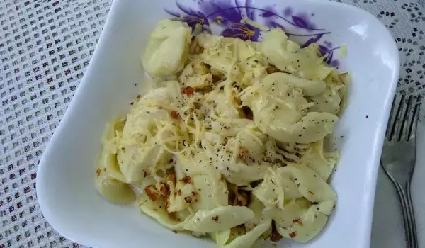 Тоскански тортелини със сирене и бадемов сос