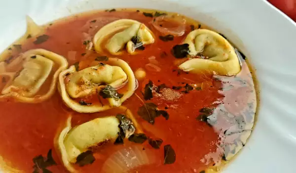 Доматена супа с тортелони