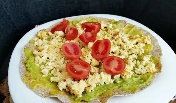 Тортила с авокадо и яйца