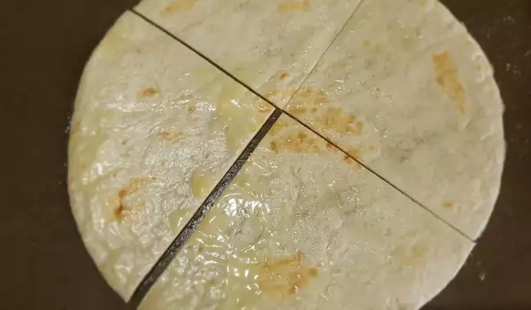 Кошнички от тортиля питки с крем и боровинки