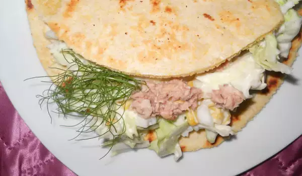 Тортиля с риба тон и салата