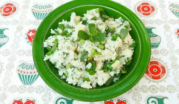 Постна салата с пресен грах, ориз и тученица