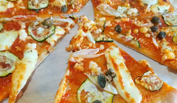 Тънка пица с моцарела, рикота и тиквички