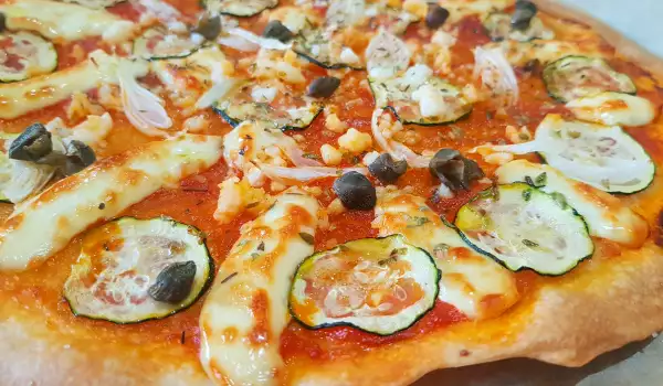 Тънка пица с моцарела, рикота и тиквички