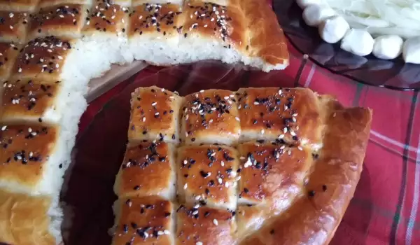 Плосък турски хляб със сусам