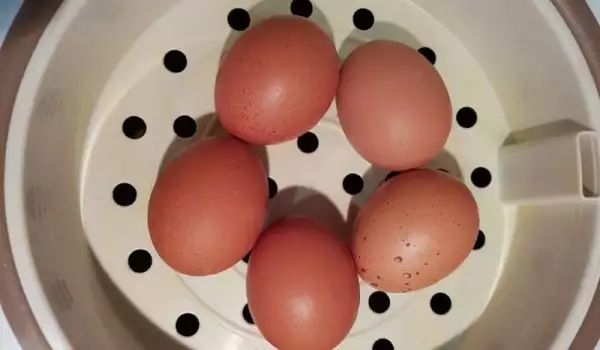 Варени яйца на пара в мултикукър