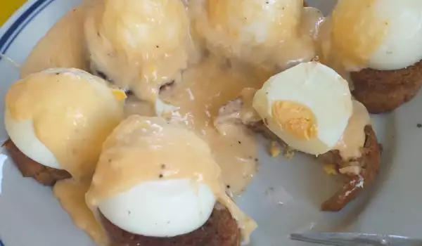Варени яйца върху канапе