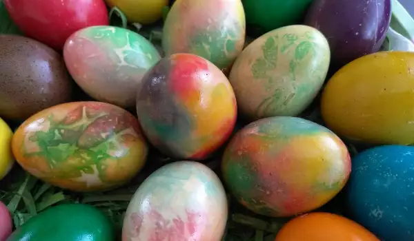 Вързани боядисани великденски яйца