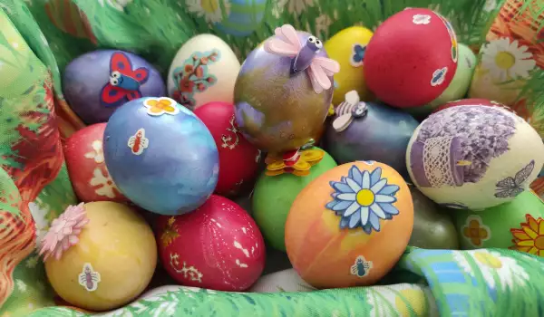 Боядисани яйца със стикери