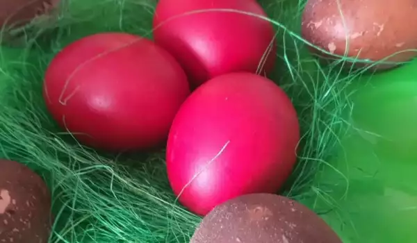 Яйца, боядисани с вино