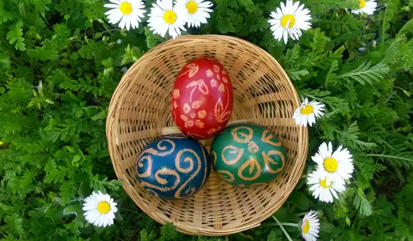 Великденски яйца рисувани с бели пастели