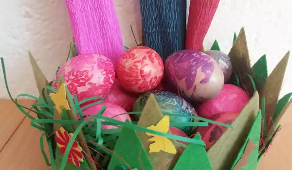 Боядисани великденски яйца с креп хартия