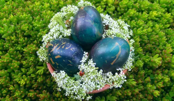 Боядисани яйца със салфетка Космос