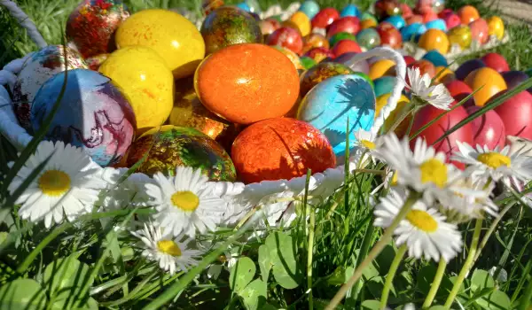 Великденски яйца със седефени бои
