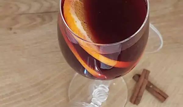 Сгряващ зимен коктейл с вино и джин