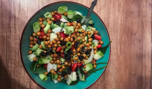 Витаминозна салата с нахут и авокадо
