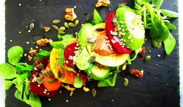 Витаминозна салата с цвекло, ябълка и авокадо