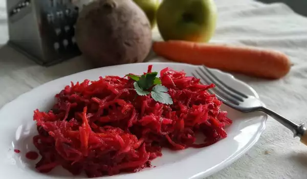 Витаминозна салата от цвекло, моркови и ябълки