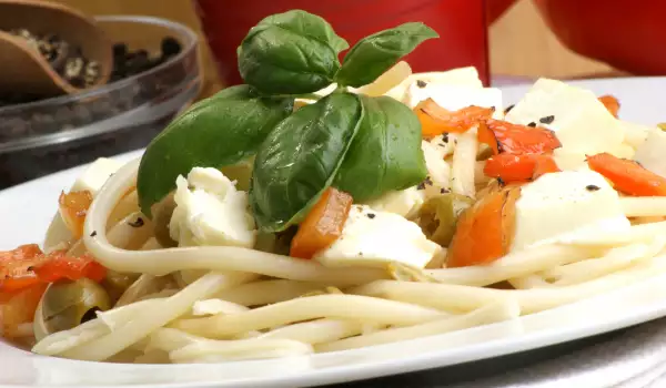 Спагети със зеленчуци и моцарела
